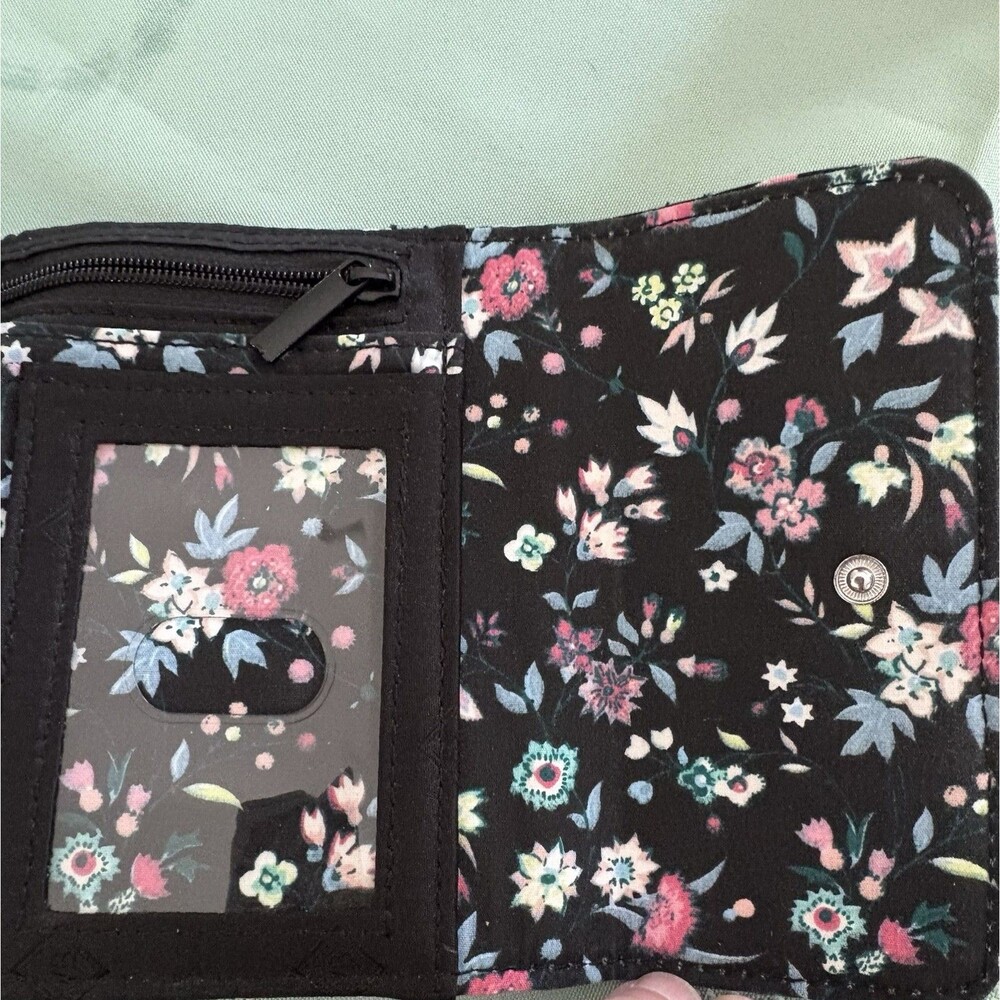 Vera Bradley Black Quilted Cotton Compact Wallet Riley Pattern RFID - Picture 3 of 10